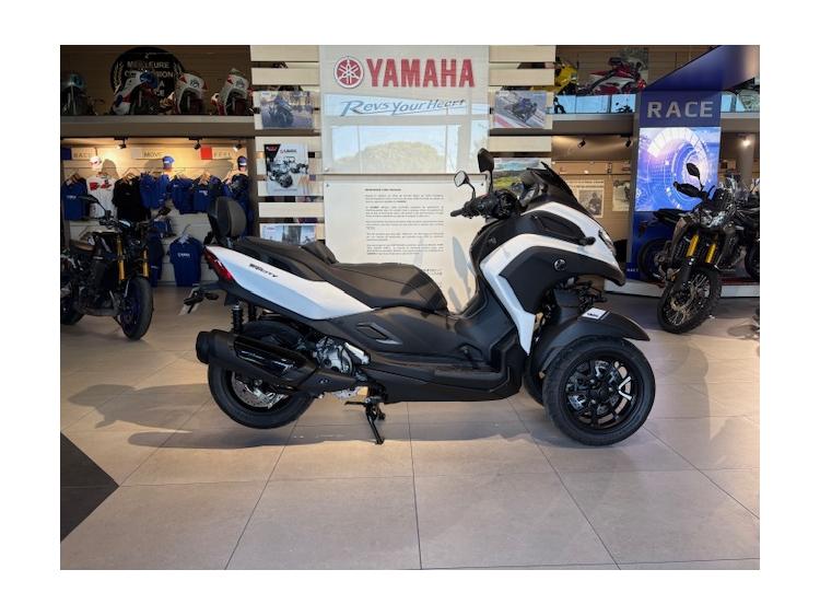 TRICITY 300 MILKY WHITE AKRAPOVIC DE DIRECTION  142€/MOIS* +DE 2398€ D'EQUIPEMENT GTIE CONSTRUCTEUR