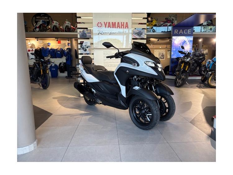 TRICITY 300 MILKY WHITE AKRAPOVIC DE DIRECTION  142€/MOIS* +DE 2398€ D'EQUIPEMENT GTIE CONSTRUCTEUR