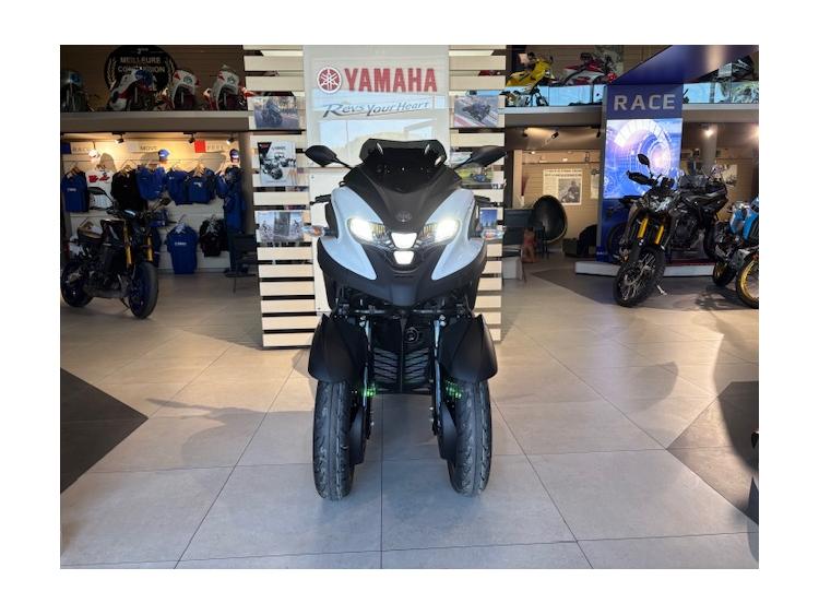 TRICITY 300 MILKY WHITE AKRAPOVIC DE DIRECTION  142€/MOIS* +DE 2398€ D'EQUIPEMENT GTIE CONSTRUCTEUR
