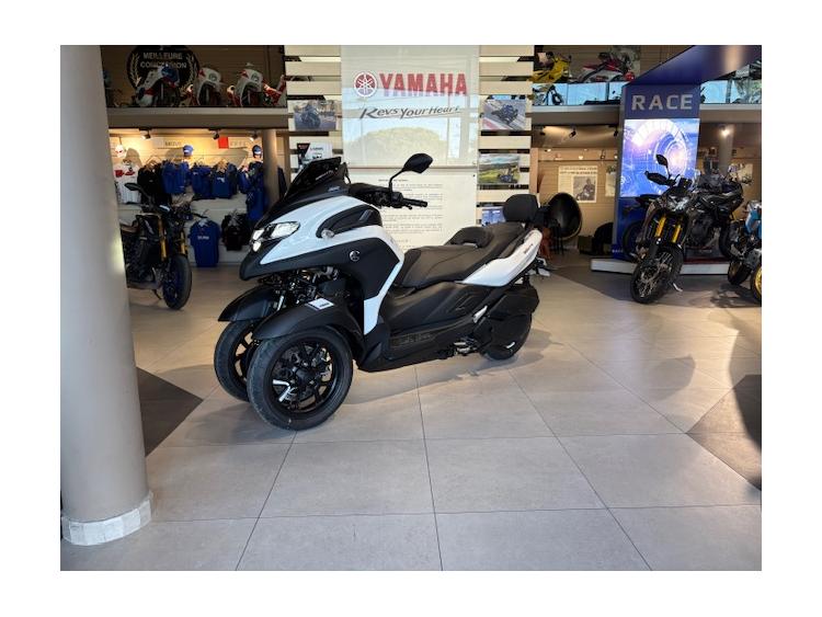 TRICITY 300 MILKY WHITE AKRAPOVIC DE DIRECTION  142€/MOIS* +DE 2398€ D'EQUIPEMENT GTIE CONSTRUCTEUR