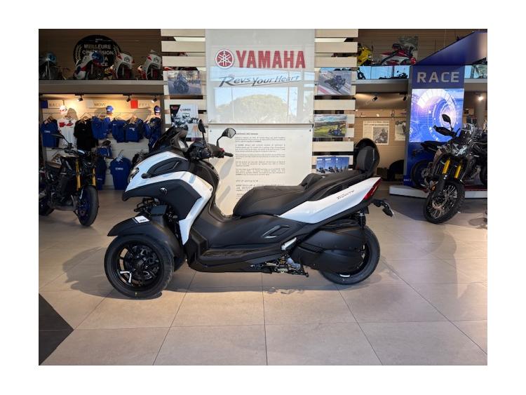 TRICITY 300 MILKY WHITE AKRAPOVIC DE DIRECTION  142€/MOIS* +DE 2398€ D'EQUIPEMENT GTIE CONSTRUCTEUR
