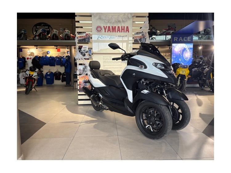 TRICITY 300 MILKY WHITE AKRAPOVIC DE DIRECTION  189€/MOIS* +DE 2499€ D'EQUIPEMENT GTIE CONSTRUCTEUR