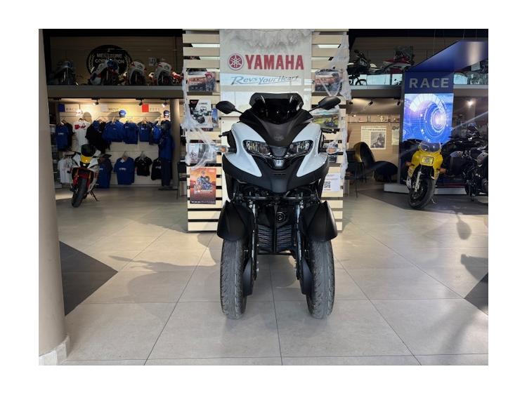 TRICITY 300 MILKY WHITE AKRAPOVIC DE DIRECTION  189€/MOIS* +DE 2499€ D'EQUIPEMENT GTIE CONSTRUCTEUR