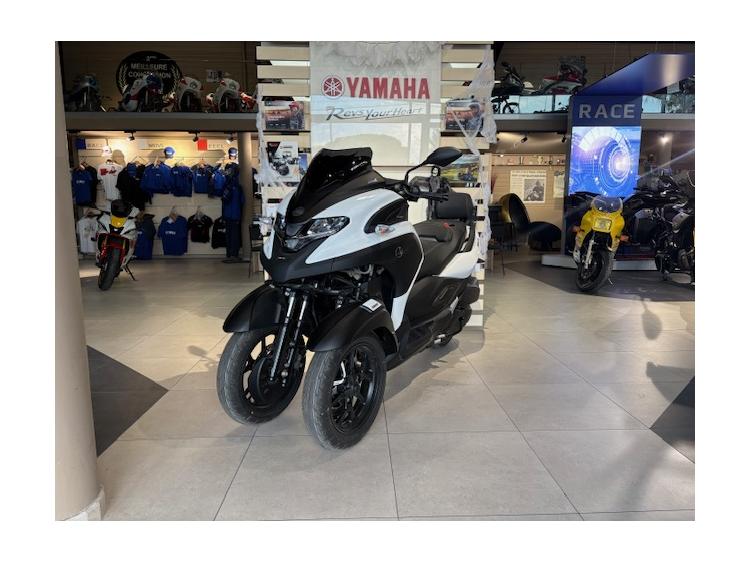 TRICITY 300 MILKY WHITE AKRAPOVIC DE DIRECTION  189€/MOIS* +DE 2499€ D'EQUIPEMENT GTIE CONSTRUCTEUR
