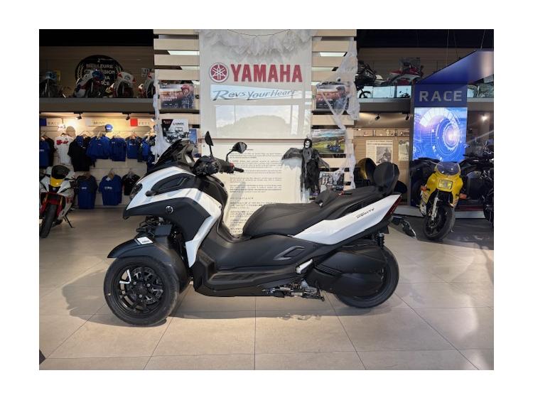TRICITY 300 MILKY WHITE AKRAPOVIC DE DIRECTION  189€/MOIS* +DE 2499€ D'EQUIPEMENT GTIE CONSTRUCTEUR