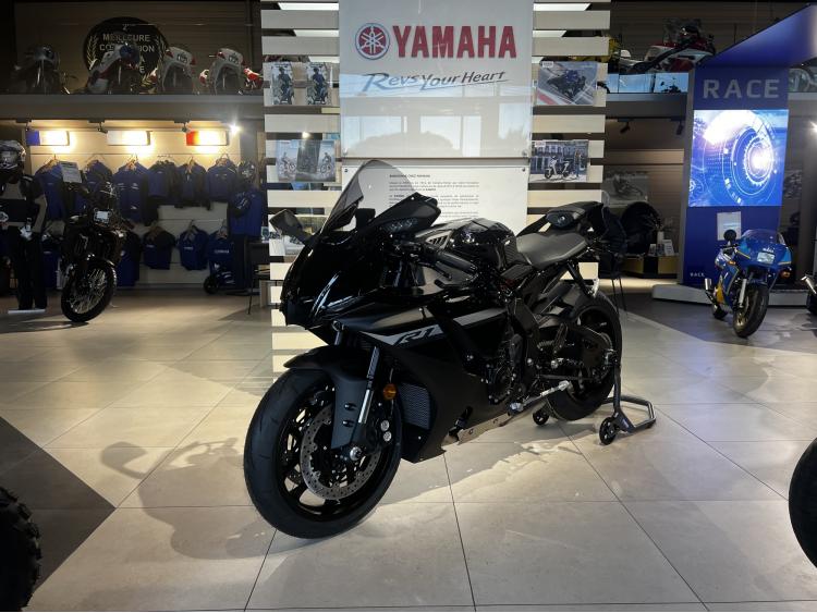 YAMAHA R1 2024