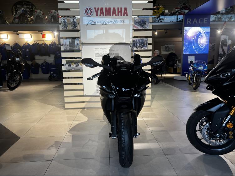 YAMAHA R1 2024