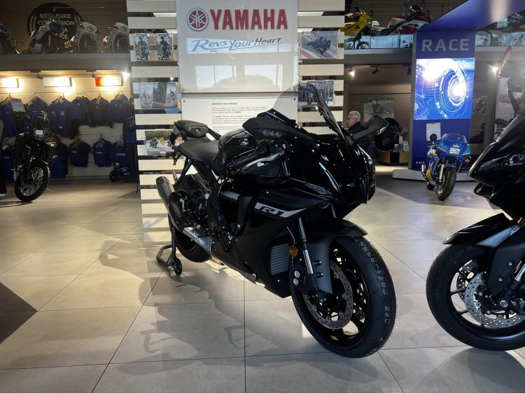 YAMAHA R1 2024